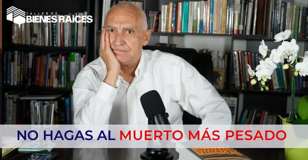 Carlos devis en escritorio y micrófono