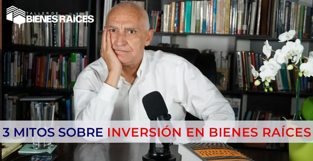 Carlos devis en escritorio y micrófono