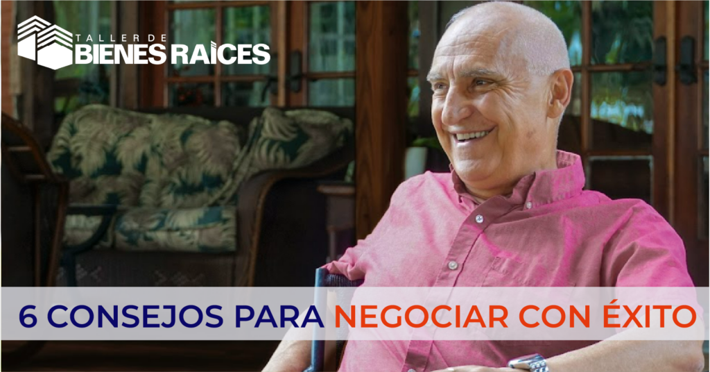 Carlos Devis sentado sonriendo