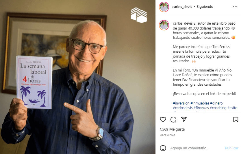 Carlos sosteniendo libro recomendado