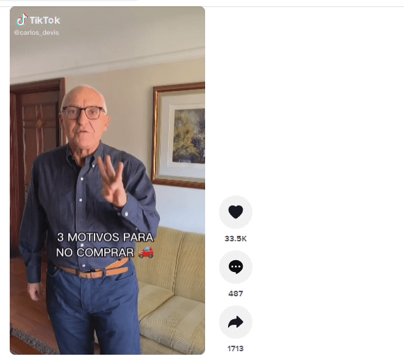 Carlos de pie hablando