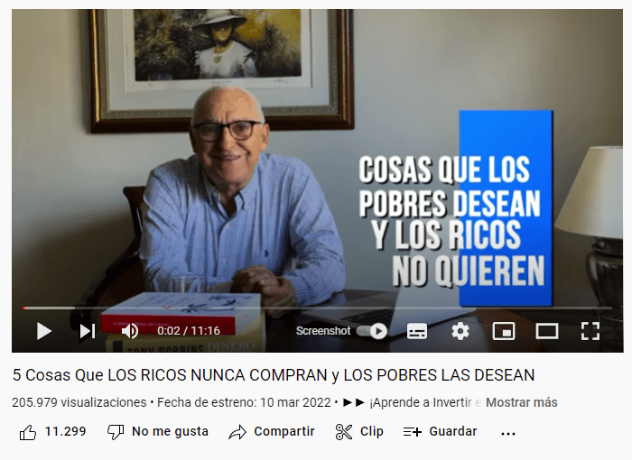 Carlos Devis sentado en su escritorio