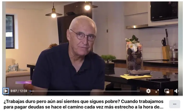Carlos sentado