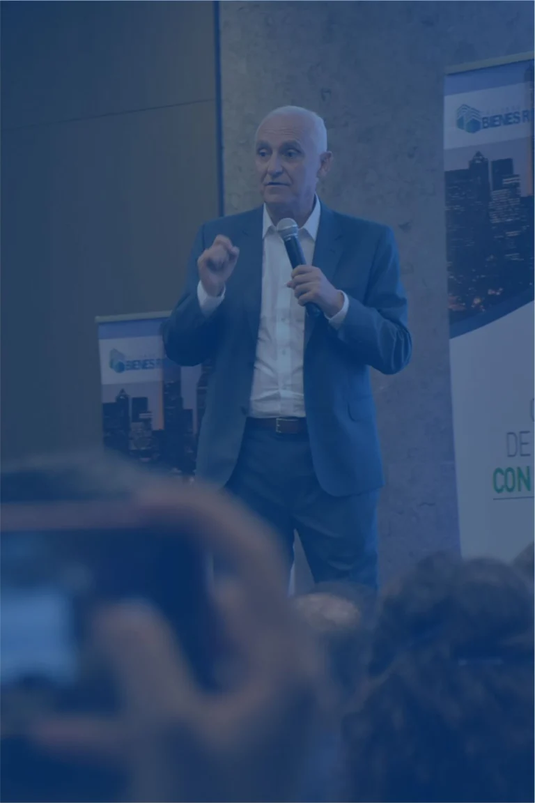 Curso Gratuito de Bienes Raíces con Carlos Devis enseñando en conferencia