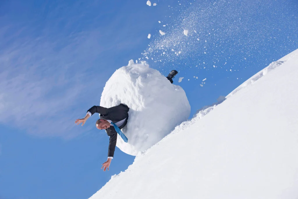bola de nieve de deudas atrapando a señor que comete errores financieros