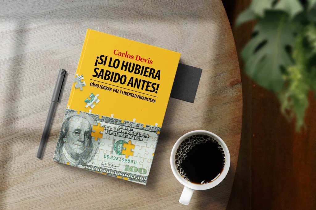 Nuevo libro Carlos Devis Si lo hubiera sabido antes sobre una mesa. Cómo alcanzar la liberta y la paz financiera.