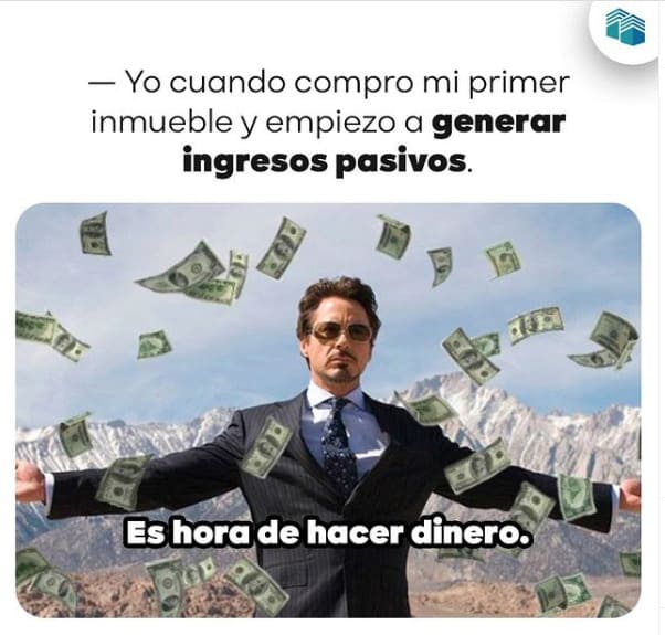 Meme sobre hacer dinero con ingresos pasivos muestra Robert Downey Jr en una lluvia de billetes