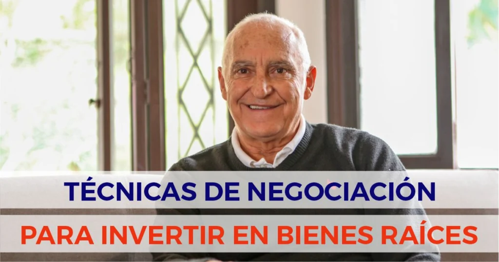 Carlos Devis sonríe de frente. Portada de blog: Técnicas de Negociación para invertir en Bienes Raíces