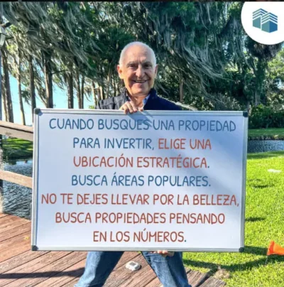 carlos-devis-tablero- claves de negociacion Carlos Devis sostiene un tablero con mensaje sobre técnicas de negociación