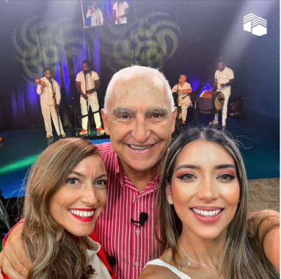 Carlos Devis y sus dos hijas