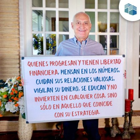 carlos devis sostiene tablero con mensaje de libertad financiera